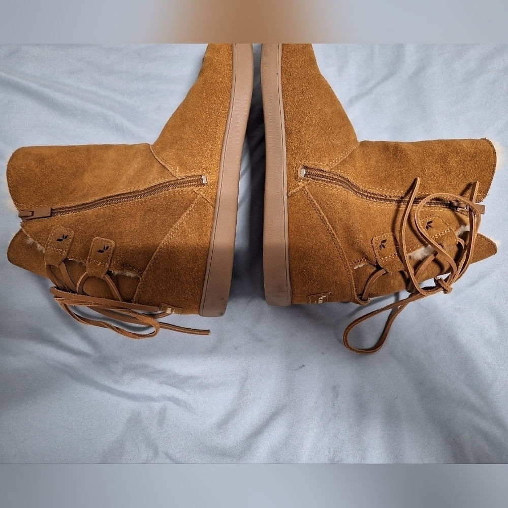 Koolaburra by UGG womens size 9 fur lined boots with laces. - Picture 4 of 7